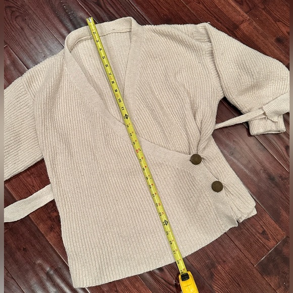 Cream wrap sweater with belt and gold details - Picture 3 of 6
